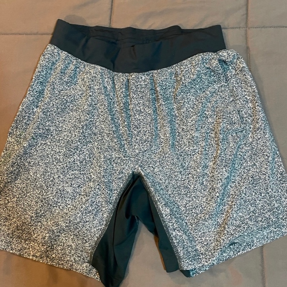 Lululemon Mens Shorts Size Medium -Green Speckled.